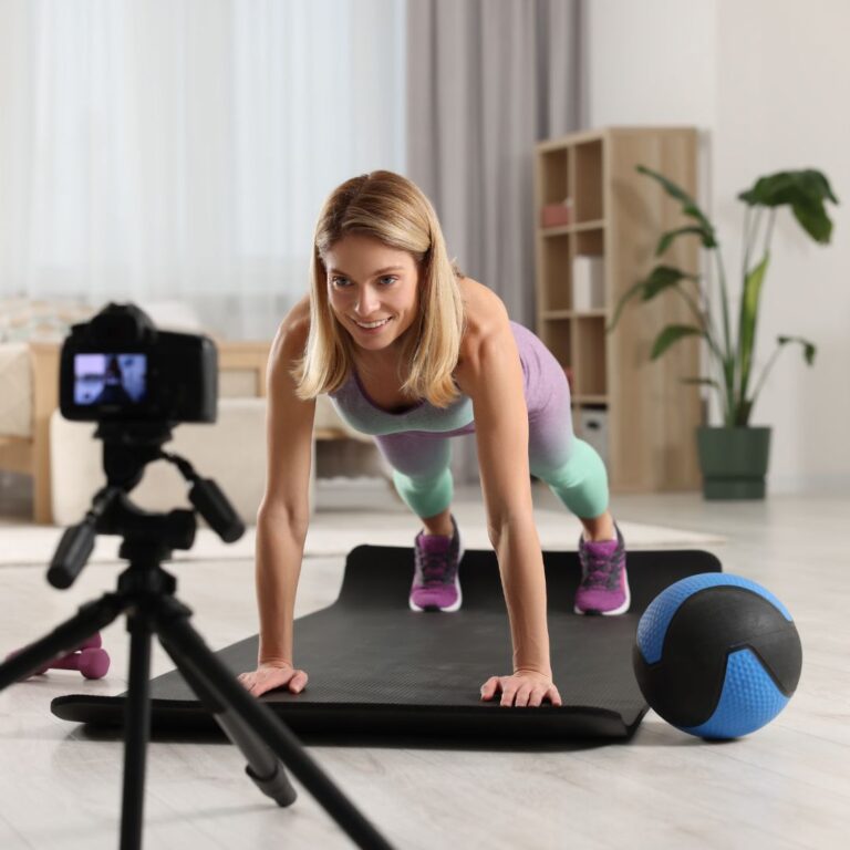 Personal Trainer teaching online abs class via live stream